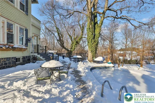 a view of back yard of the house