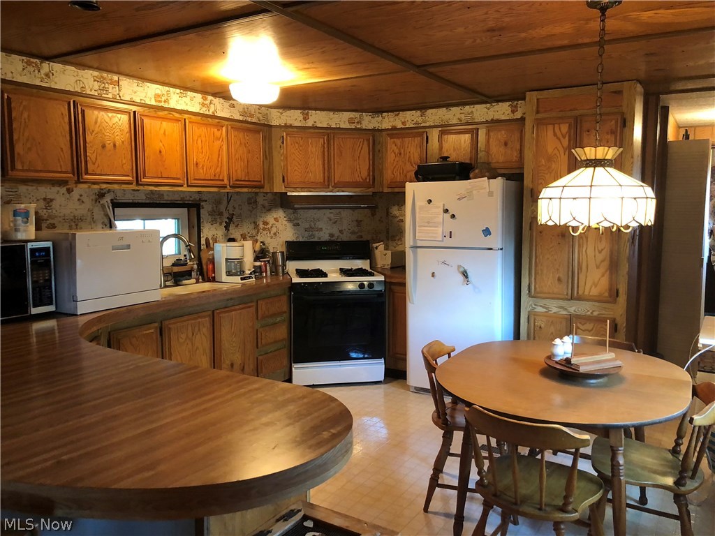 1600 North Buck Road, Unit 98 Lakeside Marblehead, OH 43440 - Photo 15 of 32 Appliances and table stay!