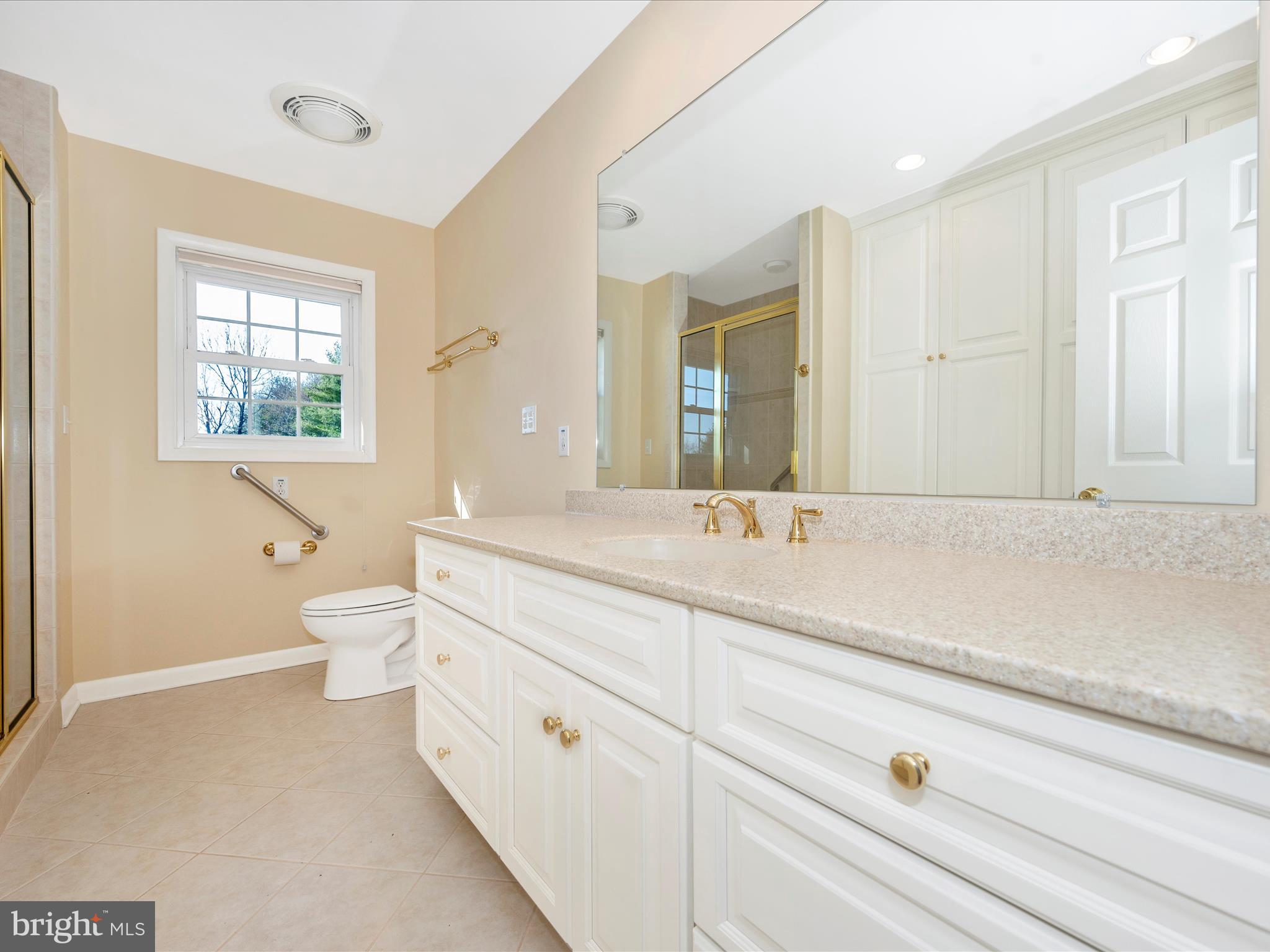 22816 Wildcat Road Gaithersburg, MD 20882 - Photo 5 of 57 PDR_1952 Some ceiling and trim is white pls delete