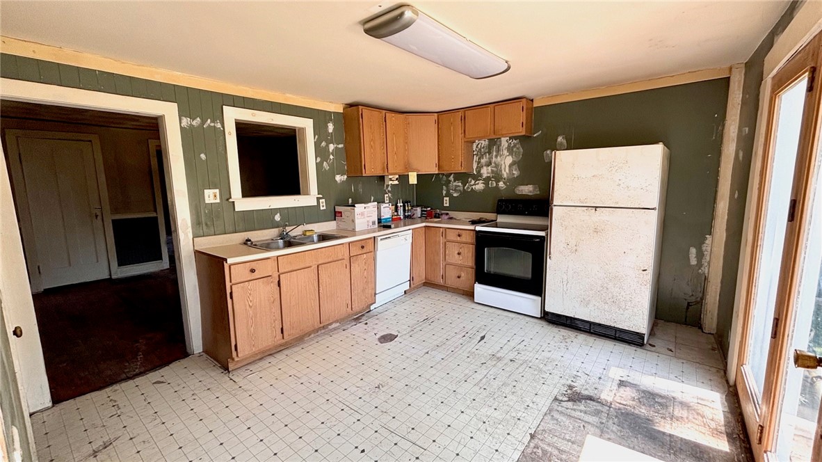 73 West Main Street Le Roy, NY 14482 - Photo 13 of 32 Eat-In Kitchen