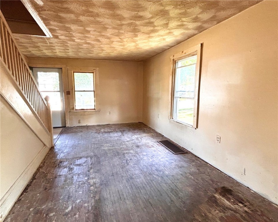 73 West Main Street Le Roy, NY 14482 - Photo 9 of 32 Family Room