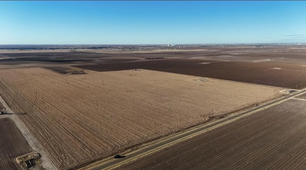 8122 East C R 6710 Lubbock, TX 79403 - Photo 4 of 5 a view of wooden floor