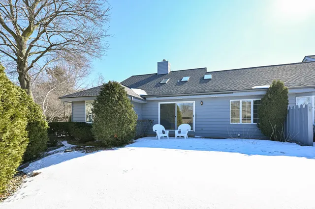 $495,000 | 10121 North Lee Court, Mequon, WI 53092