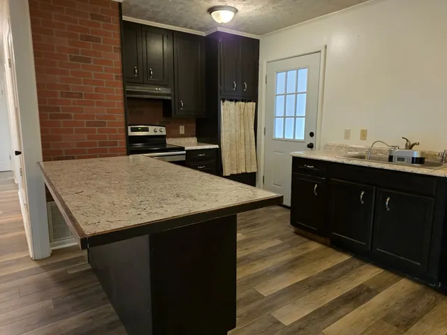 $2,100 | 221 Miller Street, Kerrville, TX 78028