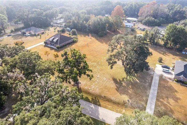 a view of a yard in front of the house
