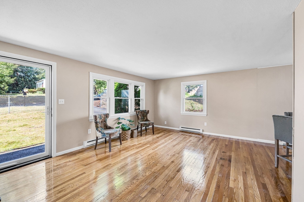 99 Lakevilla Avenue Springfield, MA 01109 - Photo 8 of 34