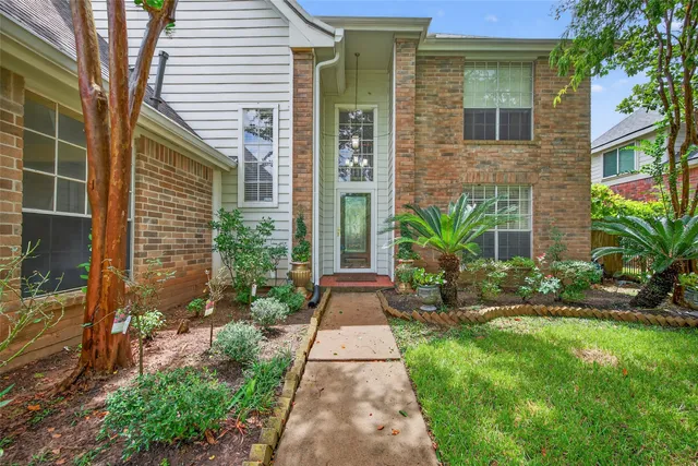a view of a pathway with a house