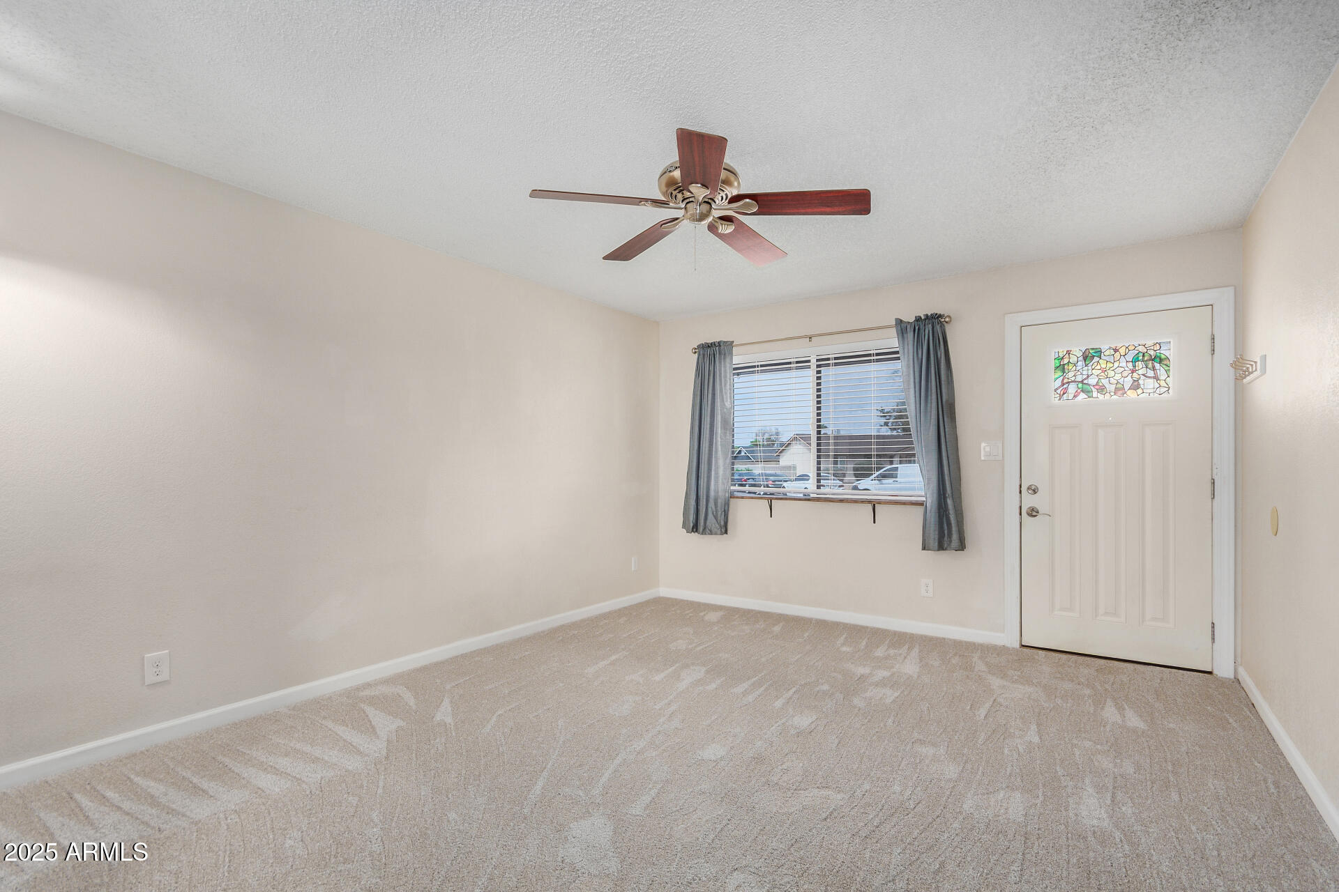 2323 East Kathleen Road Phoenix, AZ 85022 - Photo 2 of 17 Living room