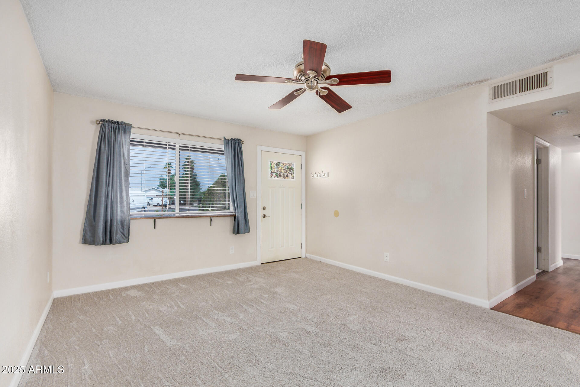 2323 East Kathleen Road Phoenix, AZ 85022 - Photo 3 of 17 Living room