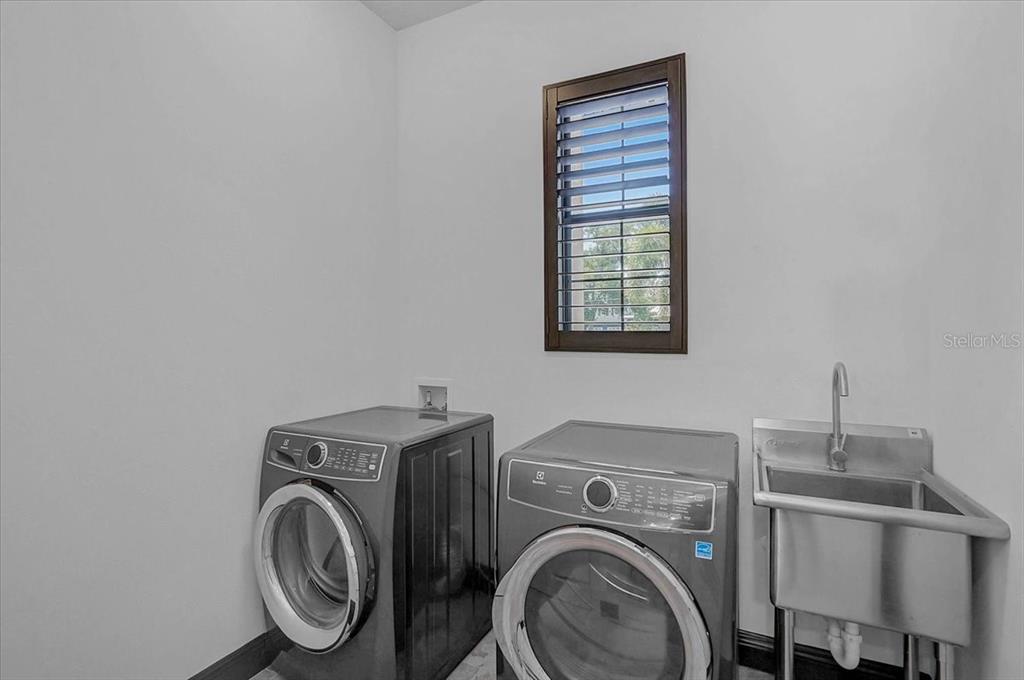 113 Burney Road Osprey, FL 34229 - Photo 29 of 42 a utility room with dryer and washer