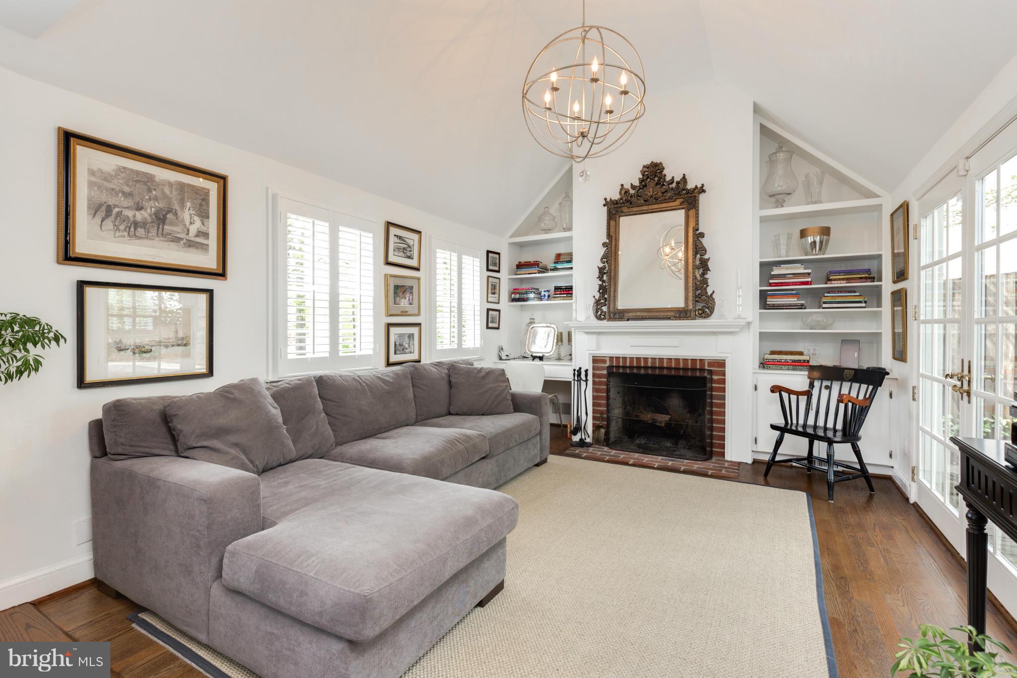 6703 Barr Road Bethesda, MD 20817 - Photo 6 of 30 Living Room