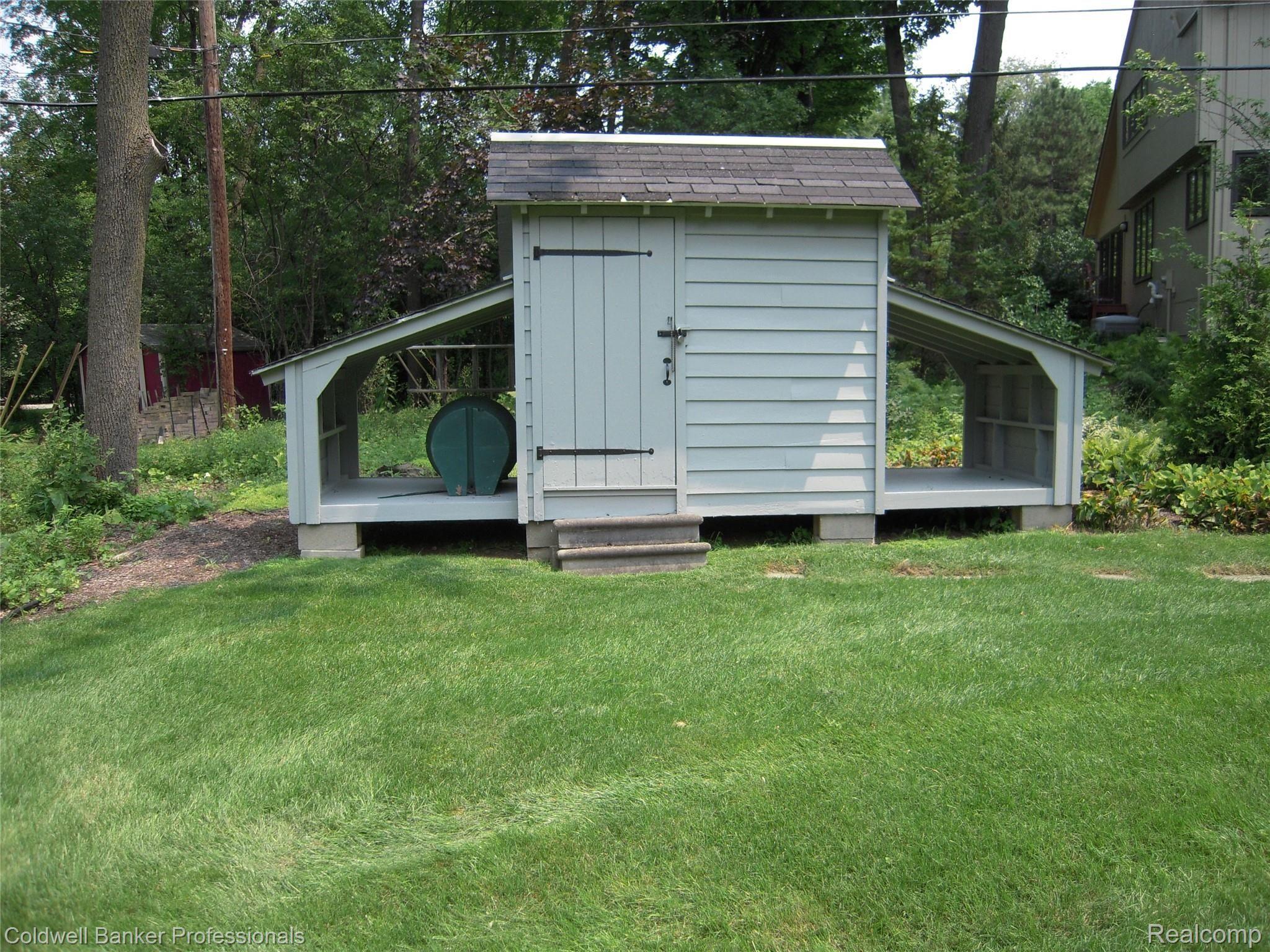 1967 Kemp Road Bloomfield Hills, MI 48302 - Photo 35 of 47 Shed.JPG