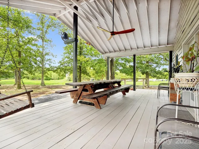 a view of a house with backyard and garden