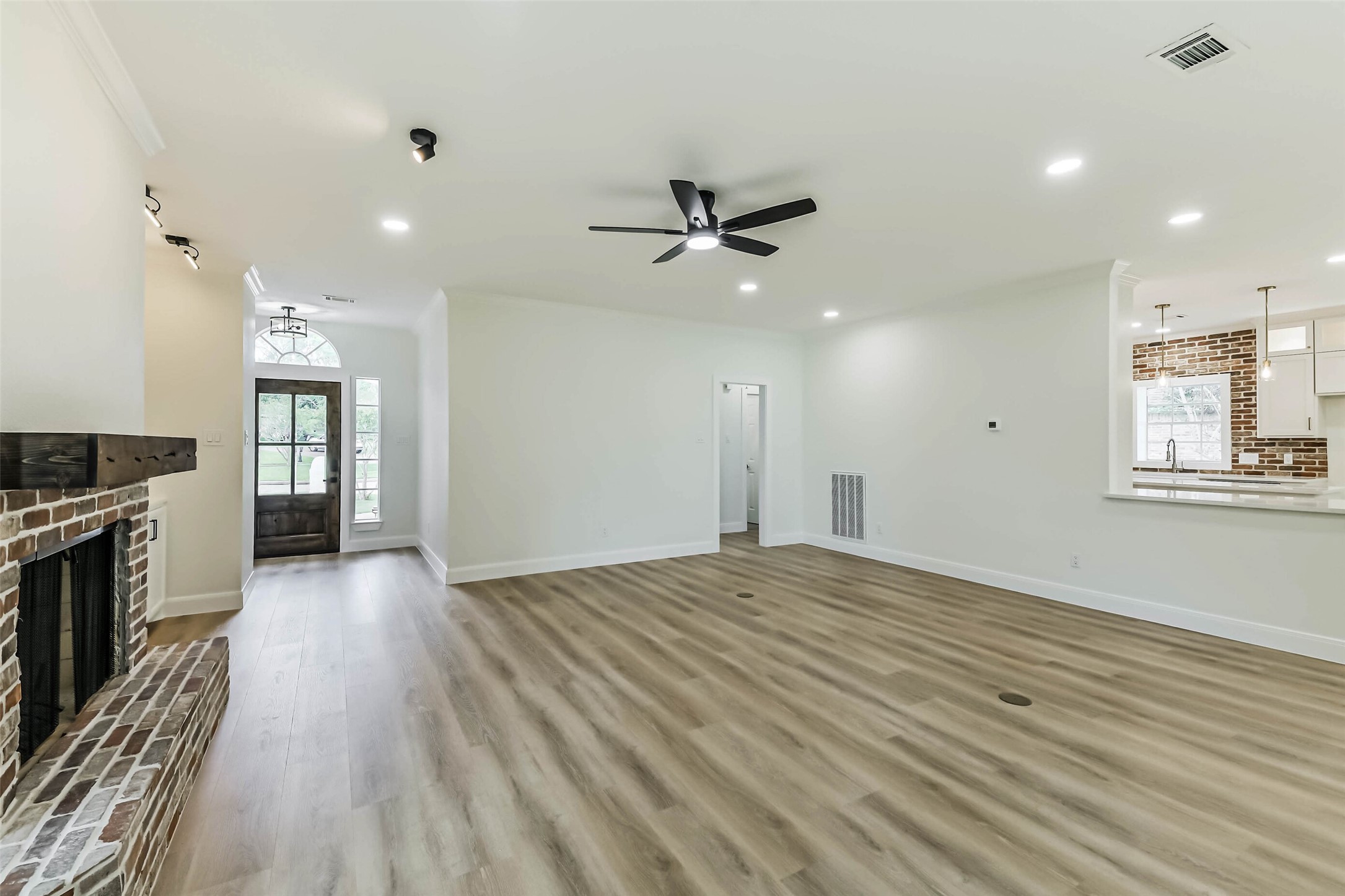 103 Forest Court Conroe, TX 77356 - Photo 8 of 40