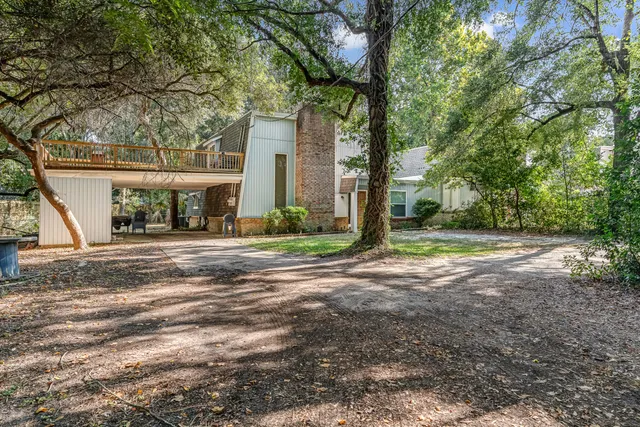 a view of a water fountain in the middle of a yard
