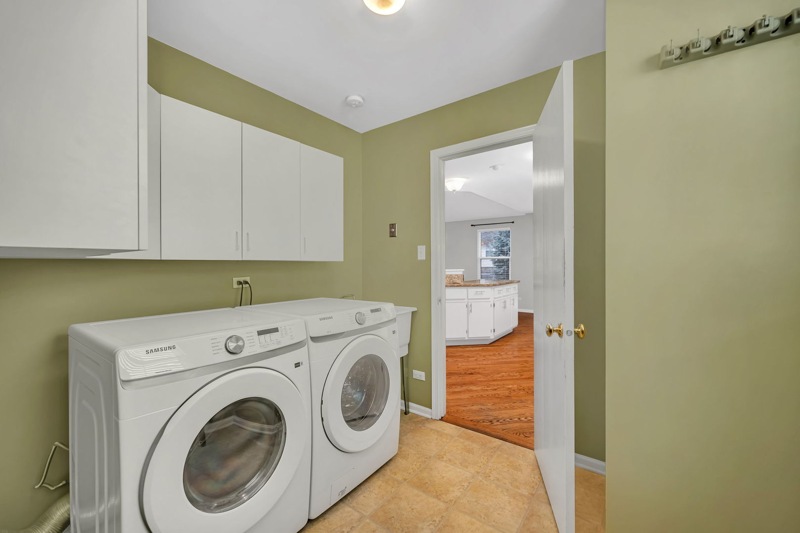 1211 Bluejay Lane Plainfield, IL 60586 - Photo 26 of 32 a utility room with dryer and washer