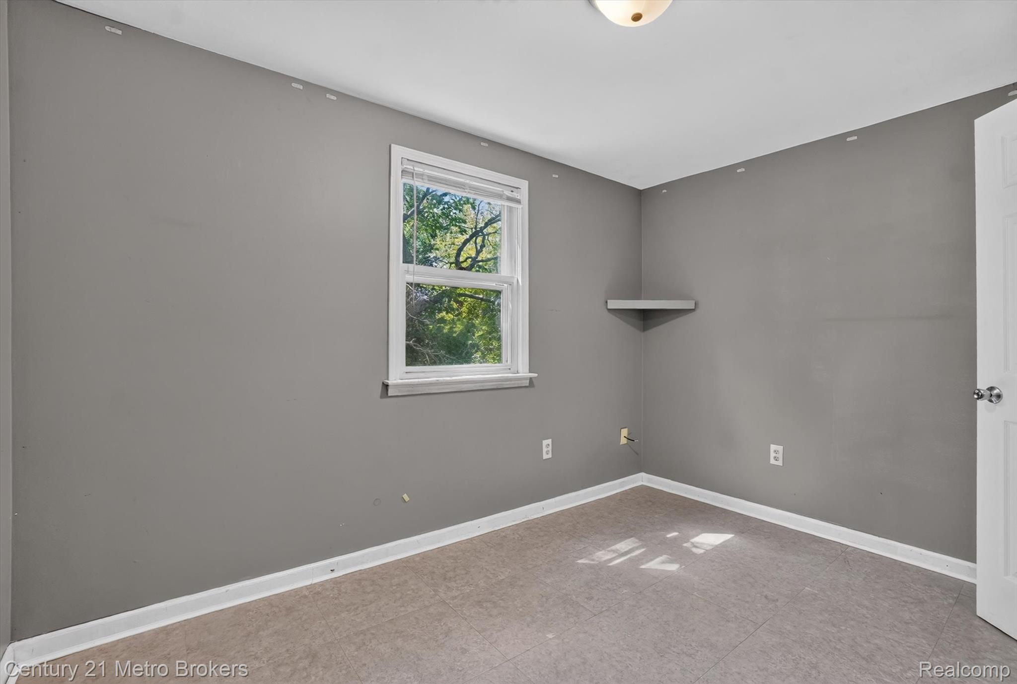 4575 Brockway Road Saginaw, MI 48638 - Photo 24 of 44 Recessed ceiling light fixture, white trim, corner shelf, and neutral wall paint