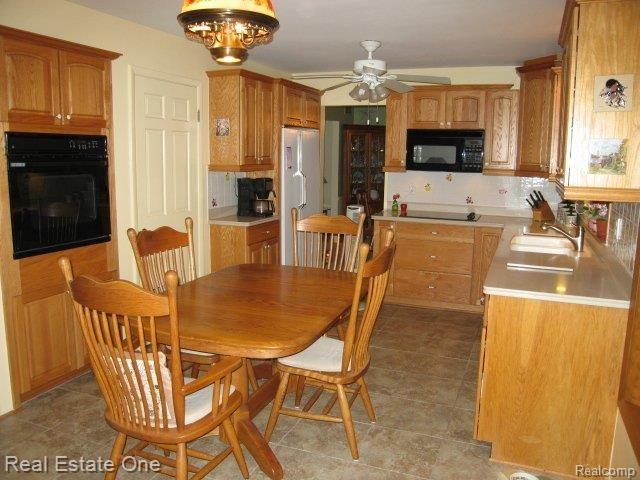 1057 Hackberry Circle Rochester, MI 48309 - Photo 5 of 17 Breakfast Room-Kitchen.JPG