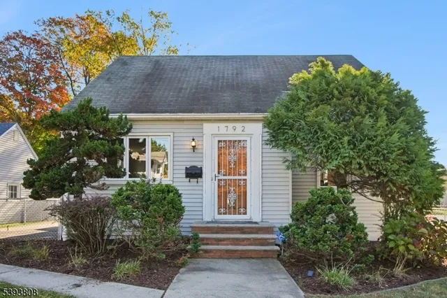 front view of house with a yard