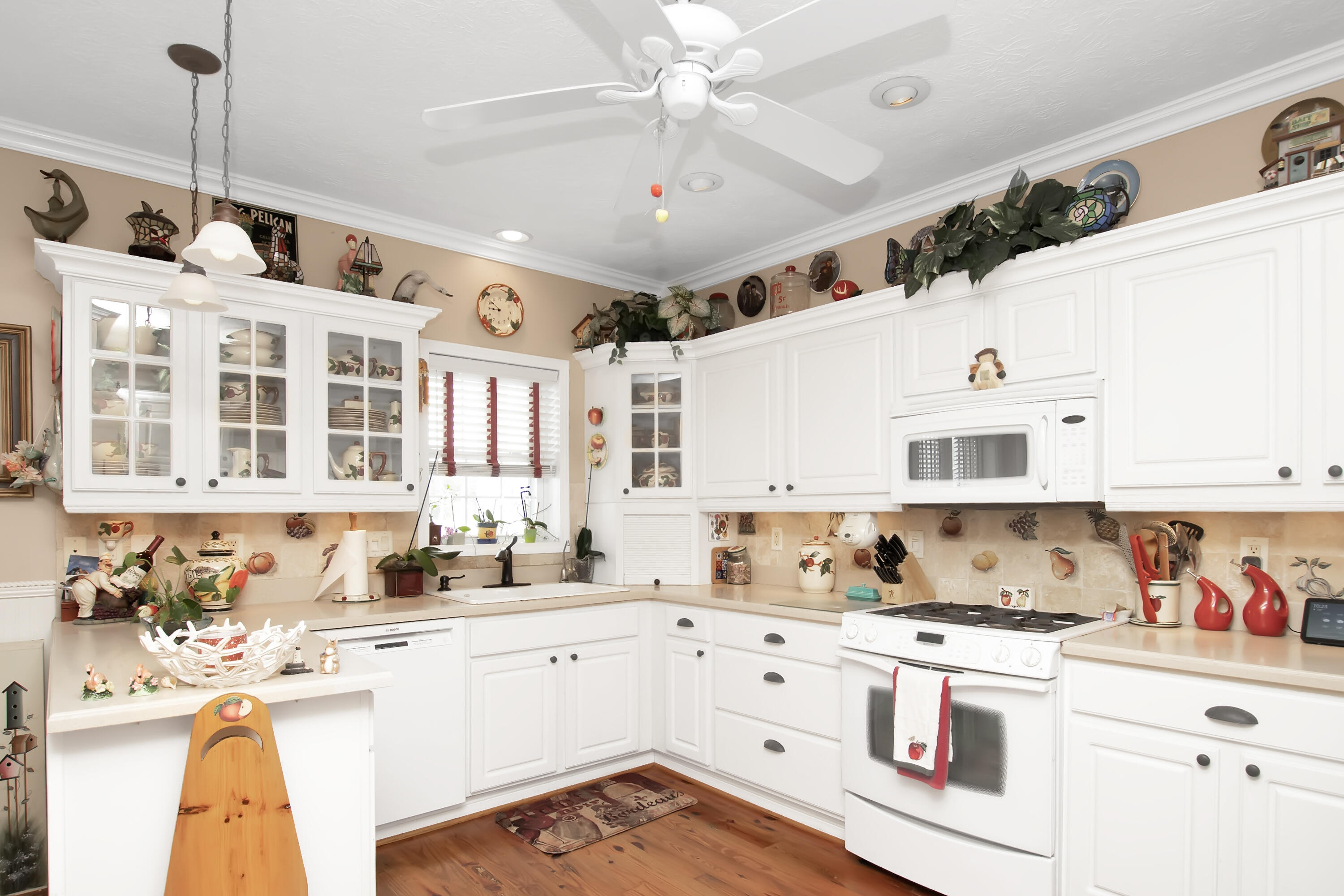 13 Flamingo Road Key Largo, FL 33037 - Photo 20 of 63 a kitchen with cabinets and window