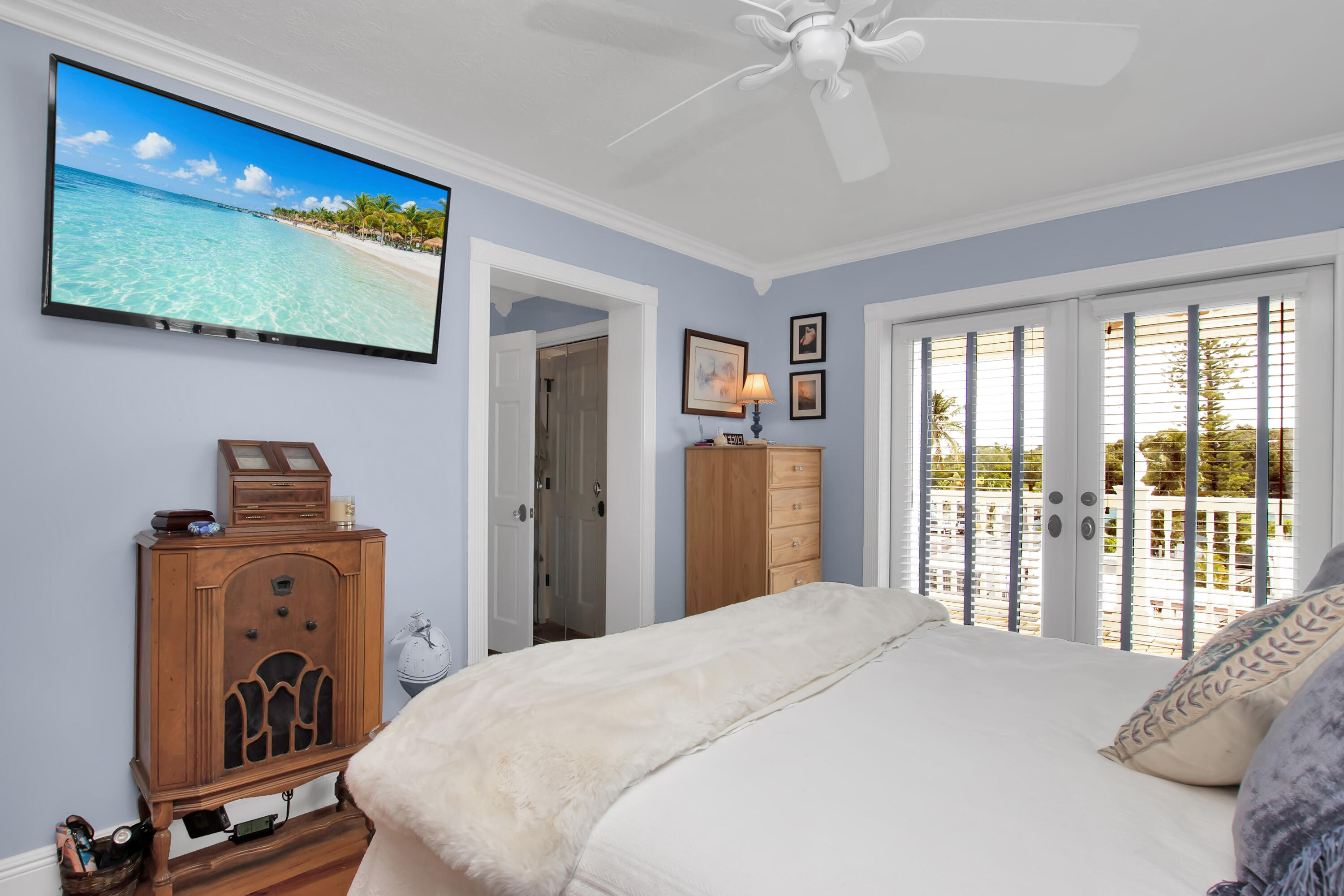 13 Flamingo Road Key Largo, FL 33037 - Photo 31 of 63 a bedroom with a bed and a flat screen tv