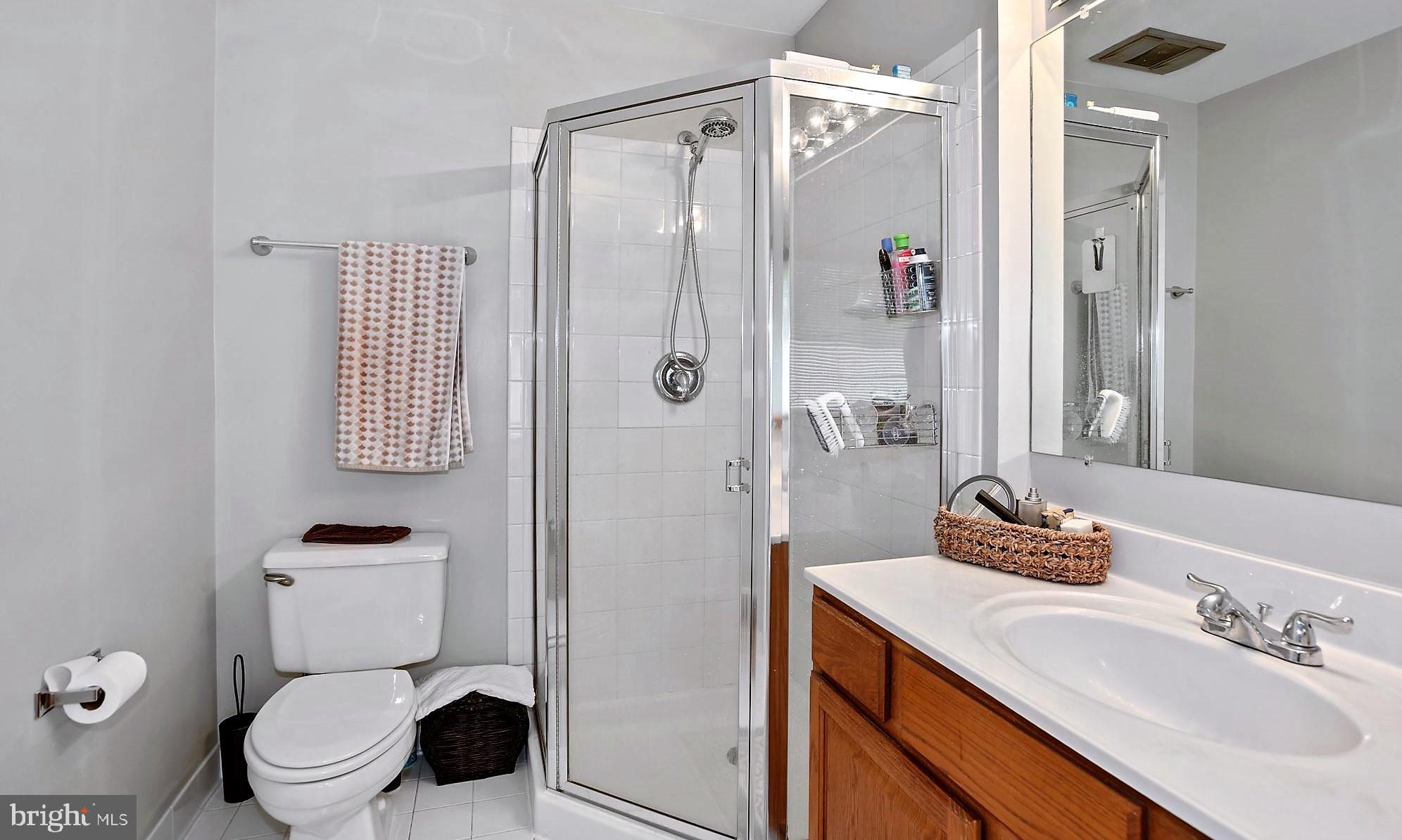 12062 Edgemere Circle Reston, VA 20190 - Photo 17 of 25 a bathroom with a sink a toilet and shower