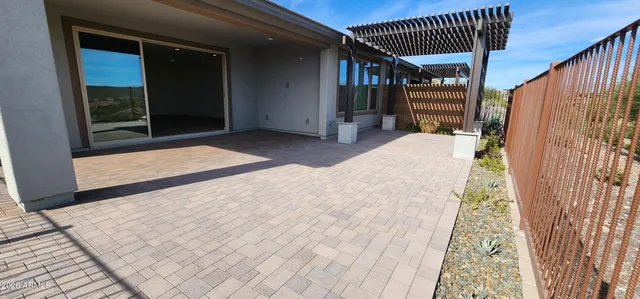 a view of a back yard