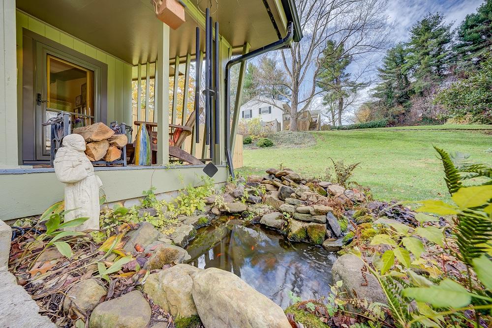 237 Hawthorn Road Salem, VA 24153 - Photo 2 of 34 02