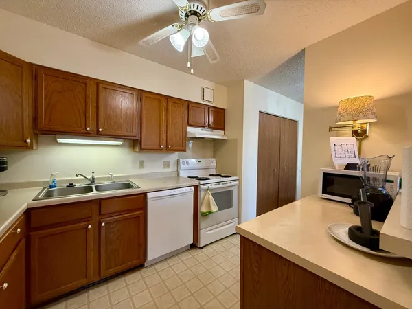 $99,900 | 7600 Golden Valley Road, Unit 305, Golden Valley, MN 55427