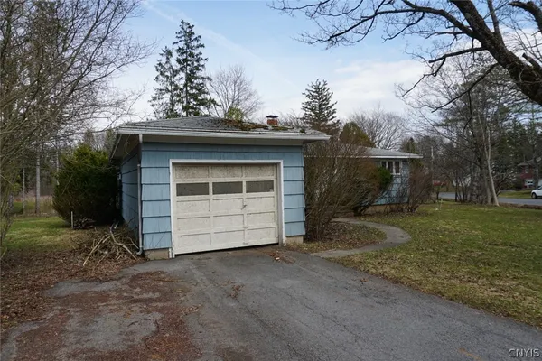 $325,000 | 873 Milford Drive, Skaneateles, NY 13152