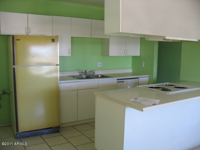 3802 West Bethany Home Road Phoenix, AZ 85019 - Photo 6 of 17 Kitchen