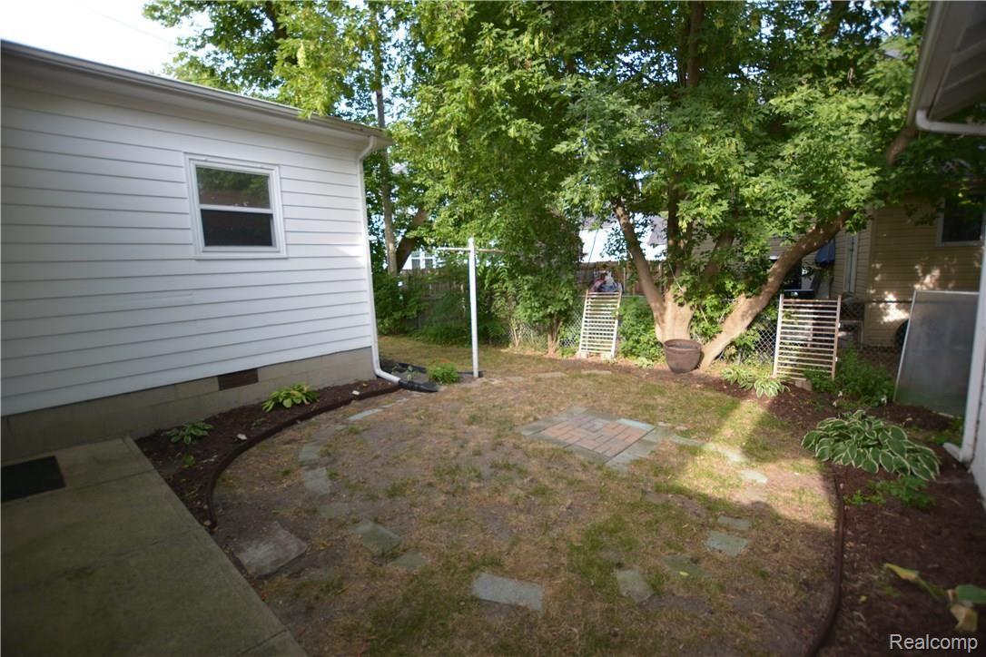 111 Swann Court Howell, MI 48843 - Photo 3 of 16 DSC_0292.JPG