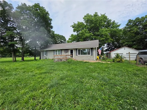 $299,900 | 38543 Lone Elm Road, Fontana, KS 66026