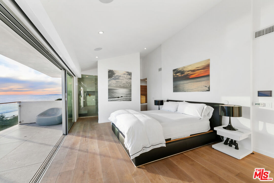 31666 Broad Beach Road Malibu, CA 90265 - Photo 9 of 23 a bedroom with a bed and a couch