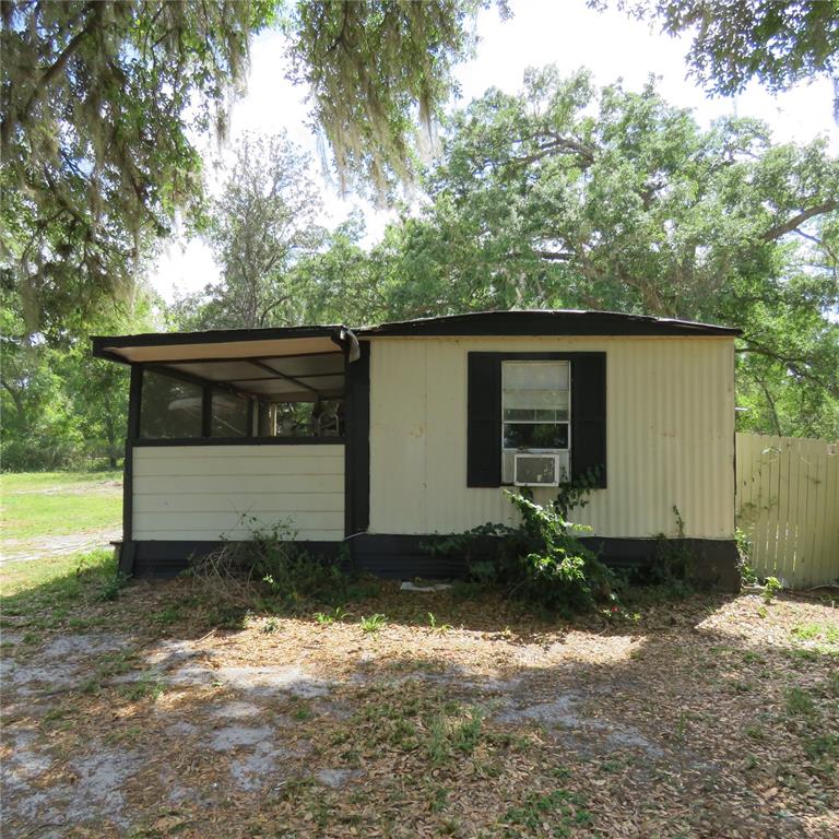 8505 Franklin Road Plant City, FL 33565 - Photo 12 of 25 a front view of a house with a yard