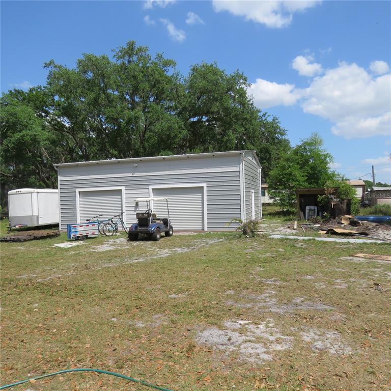 8505 Franklin Road Plant City, FL 33565 - Photo 10 of 25 a view of a house with a yard and garage