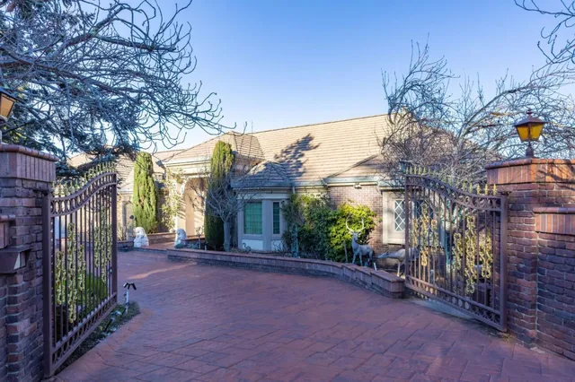 $9,800,000 | 2930 Privet Drive, Hillsborough, CA 94010