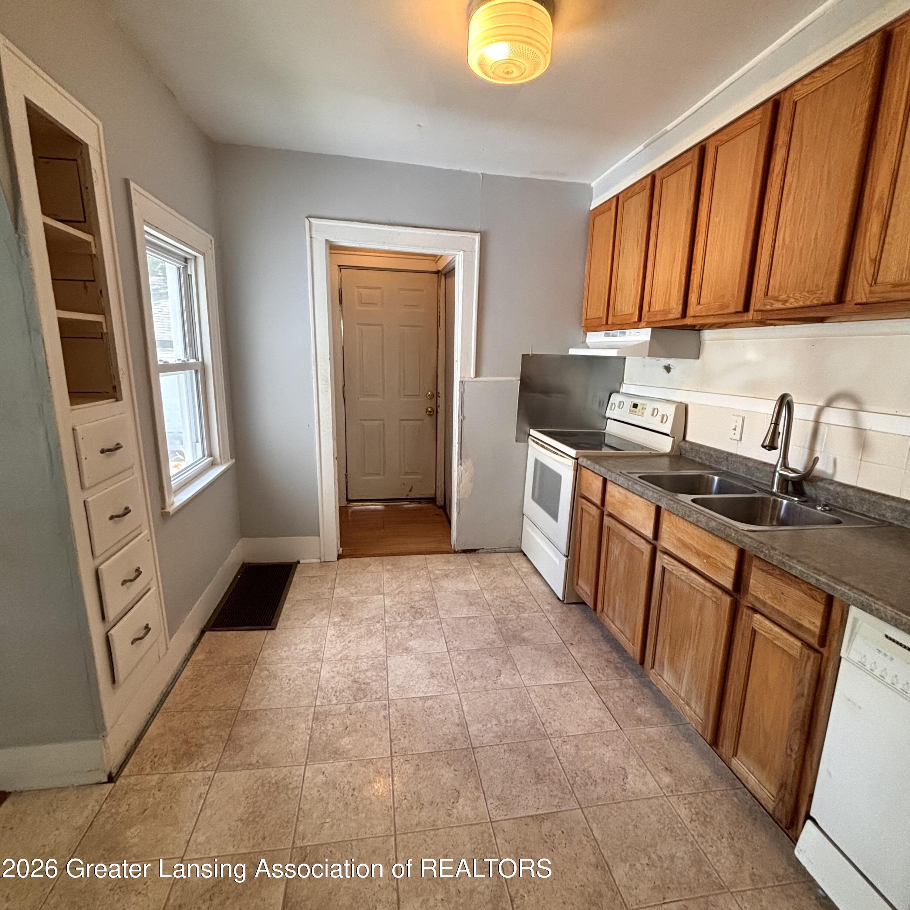 326 Potter Avenue Lansing, MI 48910 - Photo 9 of 26 IMG_3174