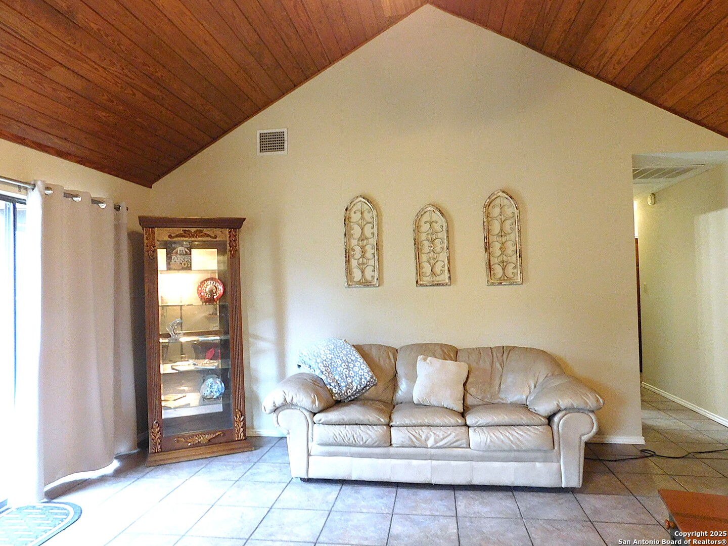 525 Cherry Ridge Floresville, TX 78114 - Photo 8 of 33 a living room with furniture and wooden floor