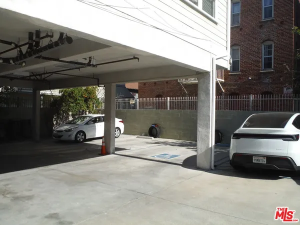 a view of a parking area