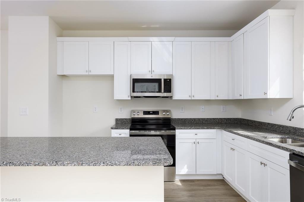 711 Fairview Street, Unit B High Point, NC 27260 - Photo 4 of 18 Kitchen