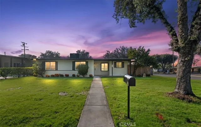 a view of a house with a yard