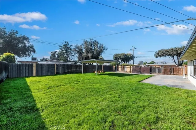 a view of a yard with a house