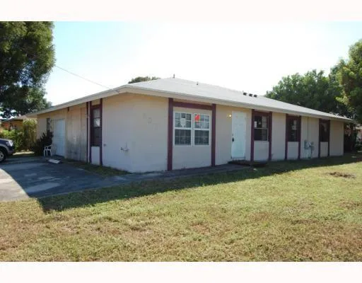 a view of a house with backyard and garden