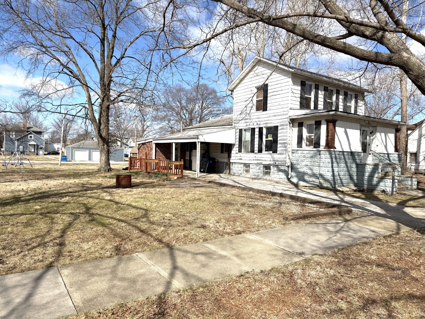 532 South Maple Street Centralia, IL 62801 - Photo 2 of 10 a front view of a house with a yard