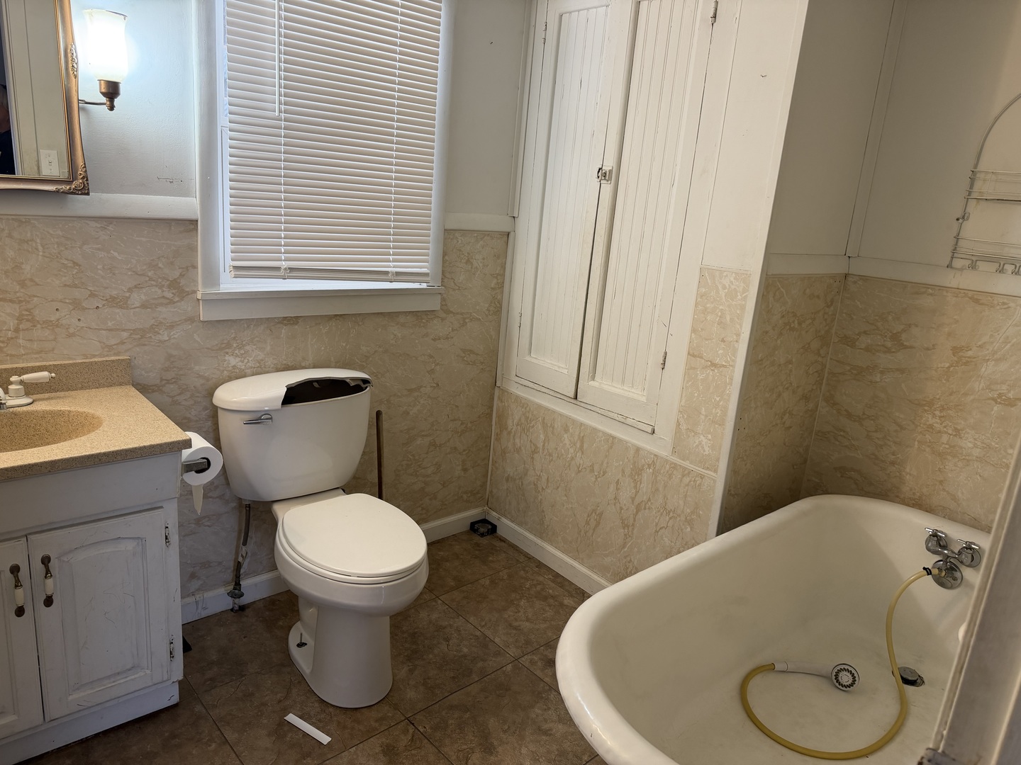 532 South Maple Street Centralia, IL 62801 - Photo 4 of 10 a bathroom with a toilet and a sink