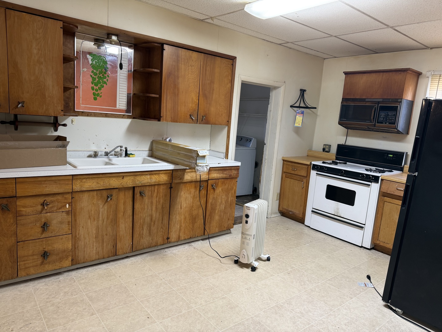 532 South Maple Street Centralia, IL 62801 - Photo 6 of 10 a kitchen with stainless steel appliances a sink stove and refrigerator