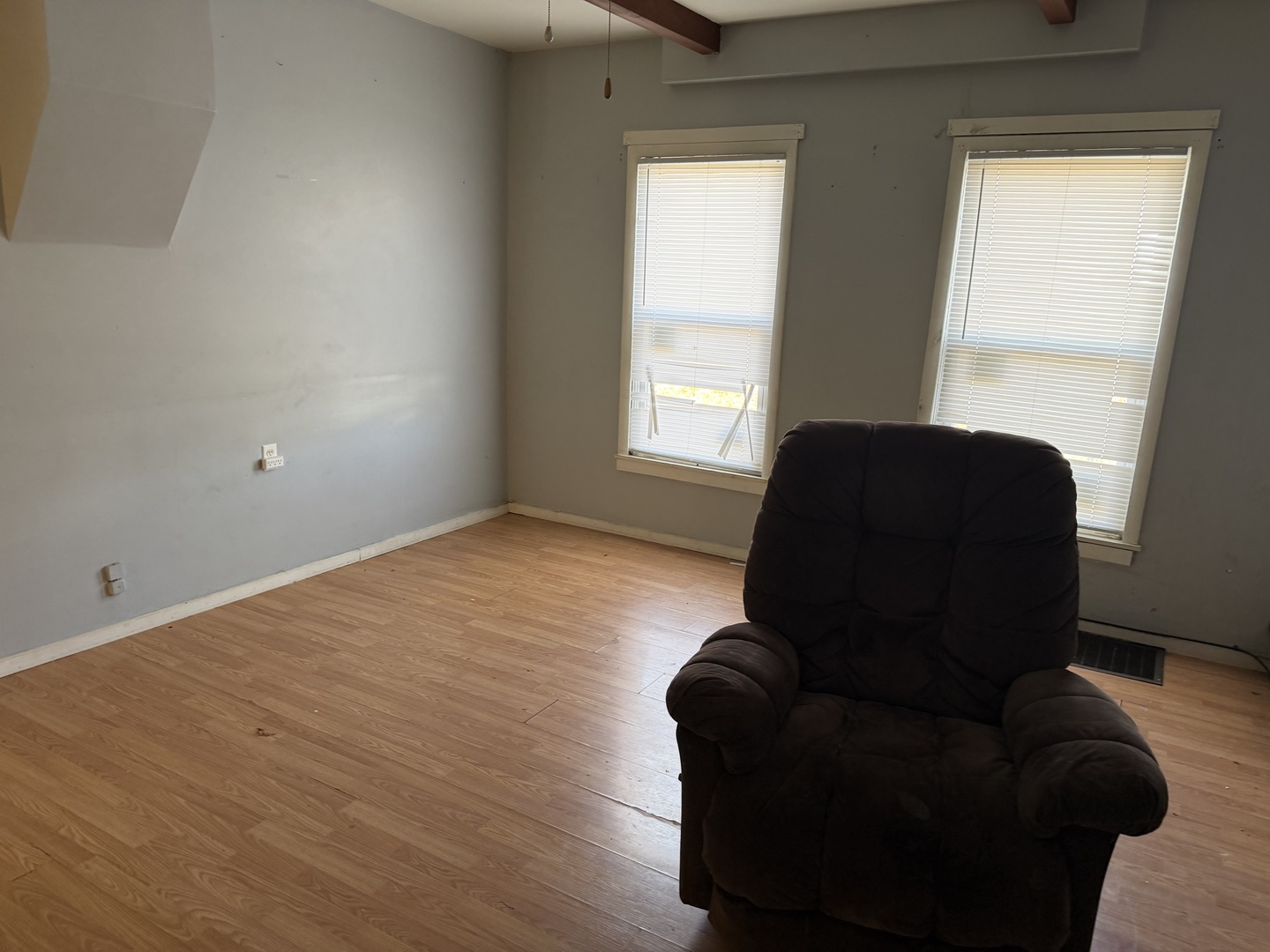 532 South Maple Street Centralia, IL 62801 - Photo 7 of 10 a living room with furniture and a window