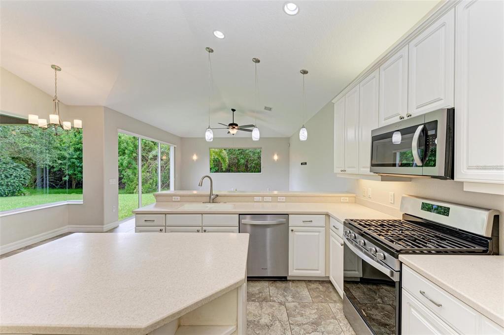 337 Snapdragon Loop Bradenton, FL 34212 - Photo 2 of 54