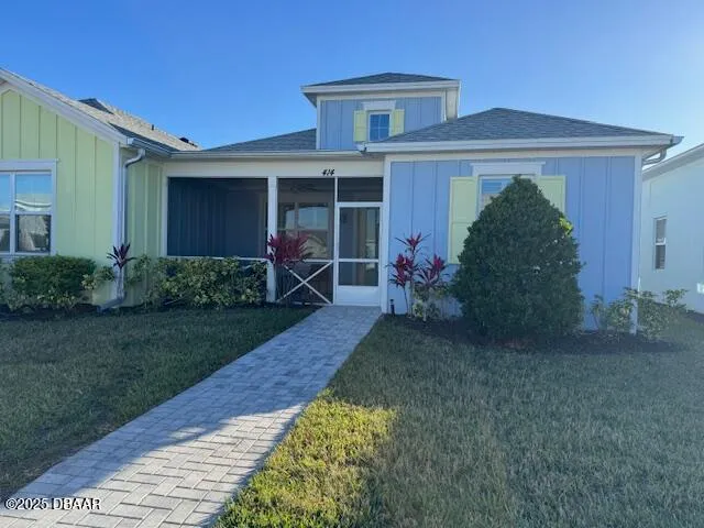 a view of a dinning table and chairs in the patio